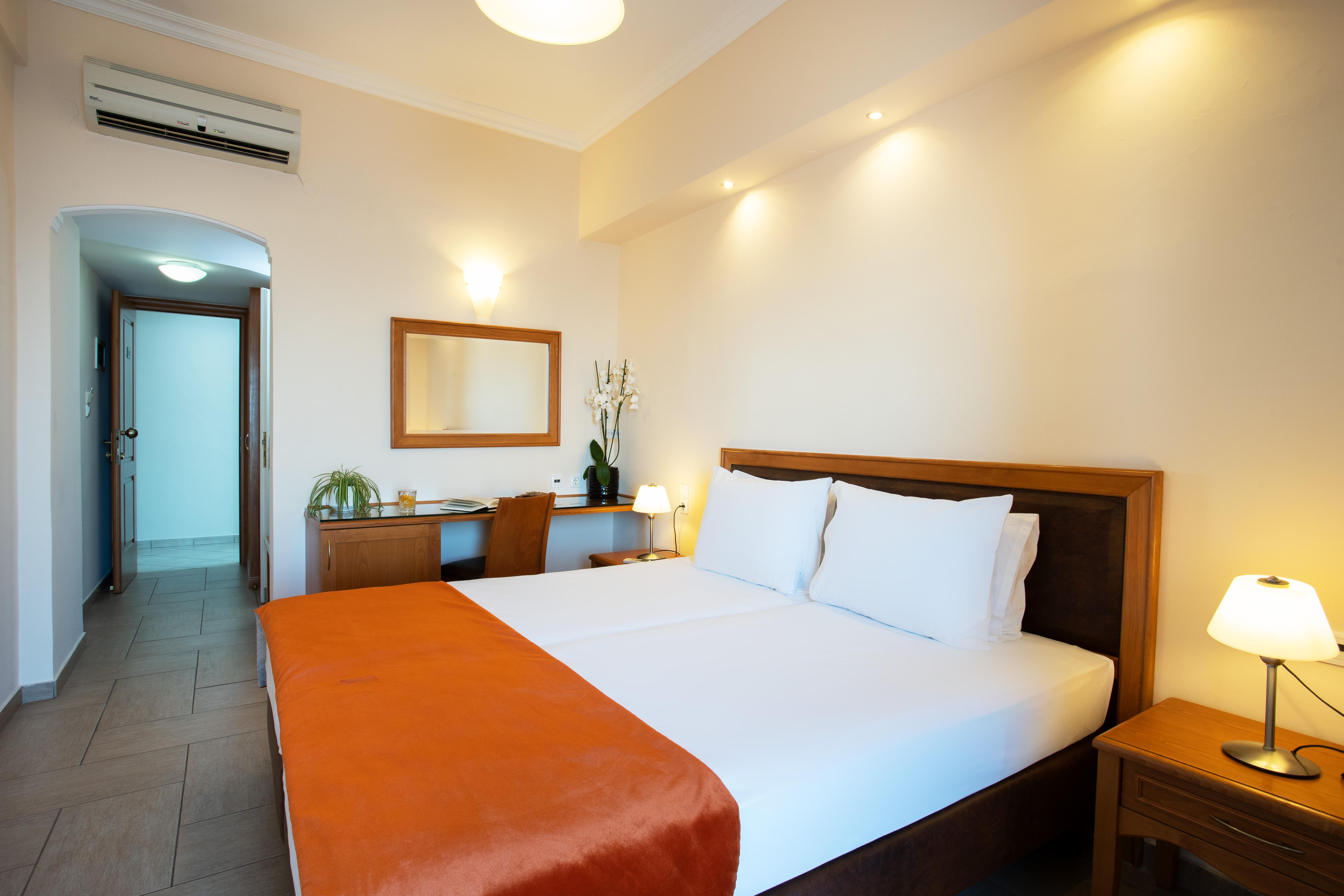 Pantheon City Hotel Gythio Exterior photo
